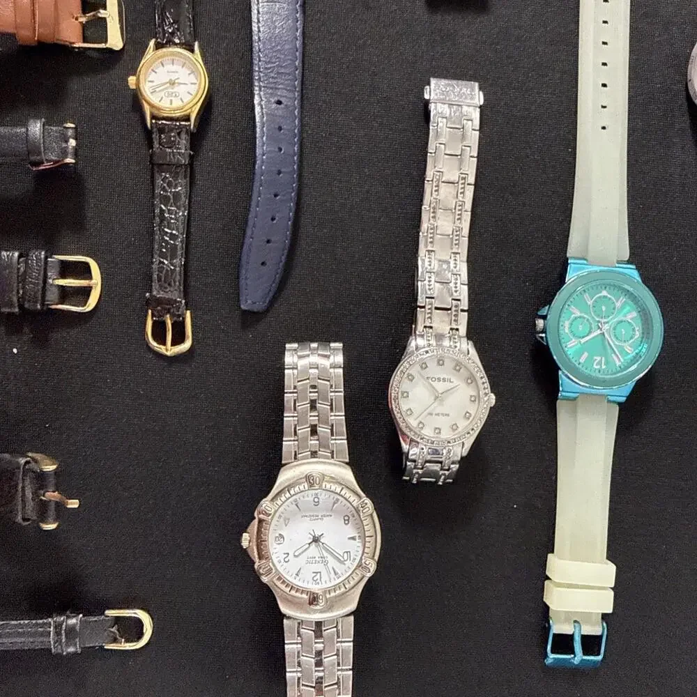 (A2) Bulk Lot Of 25 Watches Vintage And Modern Running On New Batteries!